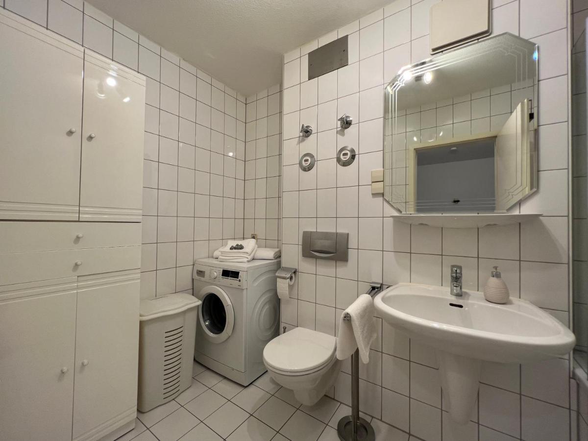 Maisonette Penthouse Fuer 8 Personen By Rabe - Free Netflix & Kostenloser Parkplatz & Grosse Terrasse คาร์ลสรูเฮอ ภายนอก รูปภาพ