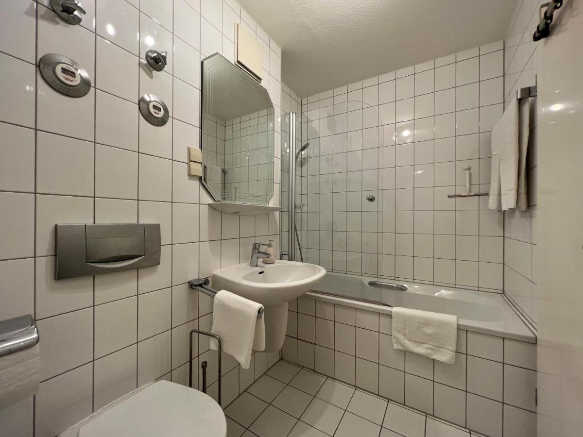 Maisonette Penthouse Fuer 8 Personen By Rabe - Free Netflix & Kostenloser Parkplatz & Grosse Terrasse คาร์ลสรูเฮอ ภายนอก รูปภาพ